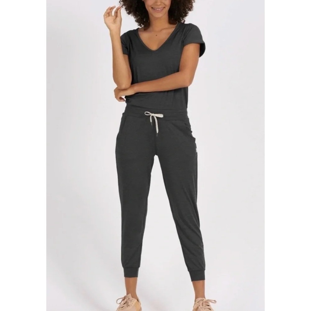 Vuori Vuori All Day Jumpsuit in Black sz M
